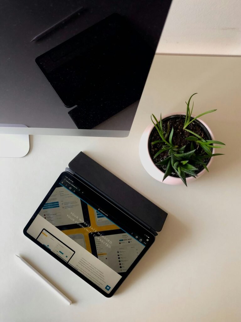 Cliente vendo o novo site no tablet