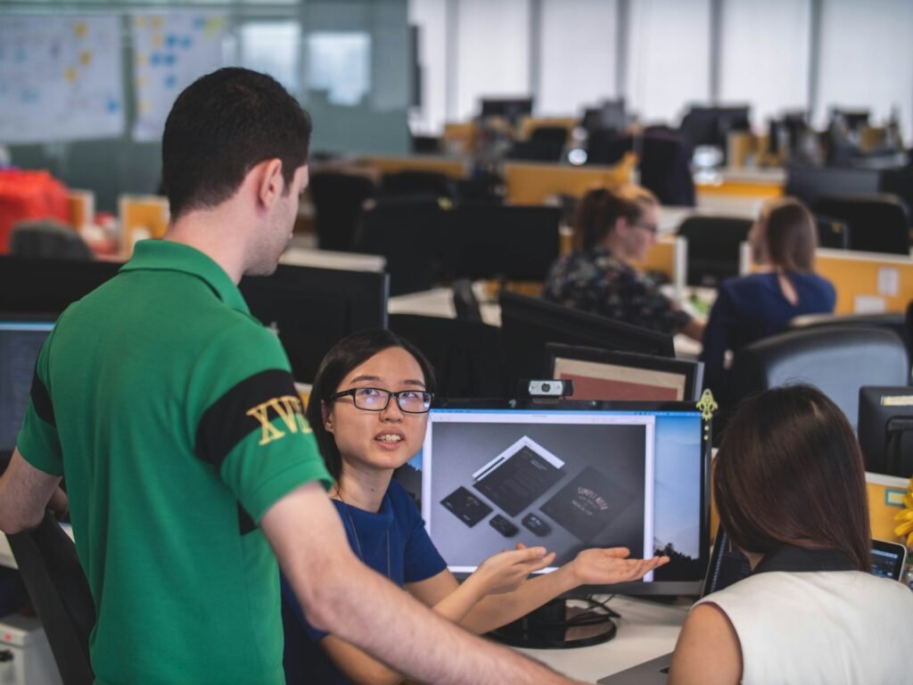 Equipe colaborando em escritório moderno